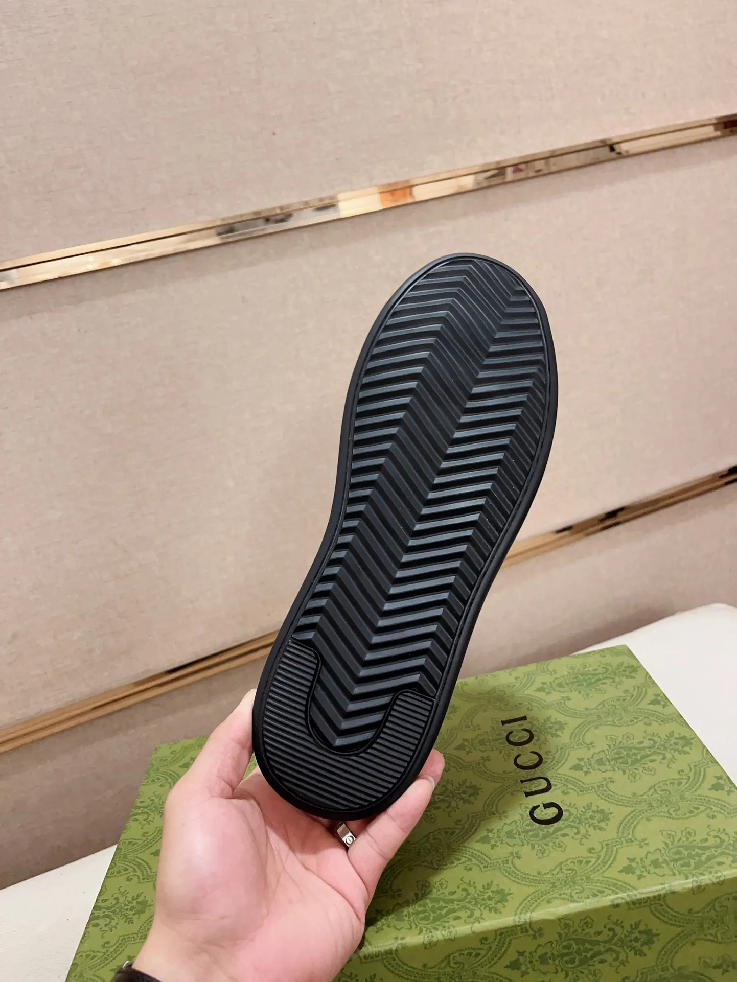 Men's shoes 💰 462 💰 High-quality new GUCCI counters are launched simultaneously. The new men's shoes, 😘fabrics are selected from imported cowhide, and the lining is sheepskin lining. 👍🏿 High-end ☄️ air-cushion molded anti-slip rubber outsole, exquisite lines, simple and elegant, comfortable and high-end for leisure travel. Code number: 38 to 44 (45 can be customized and cannot be returned or exchanged)